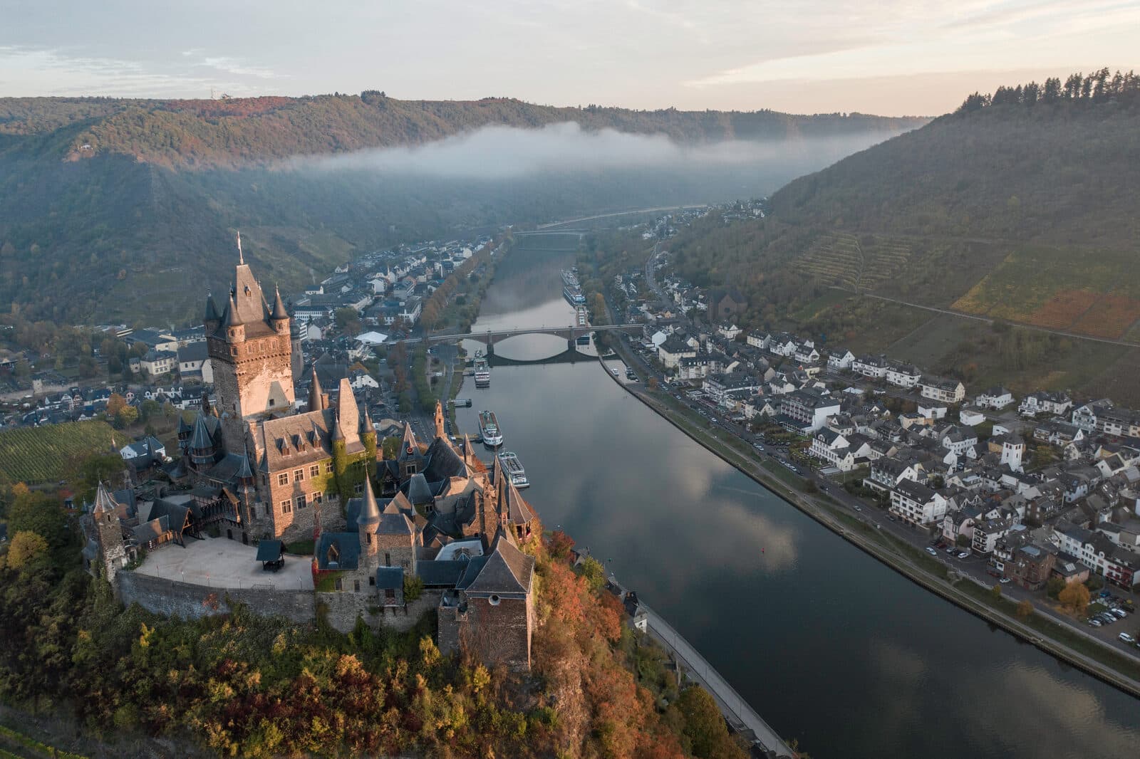 Reichsburg Cochem hoch über der Mosel bei Morgennebel