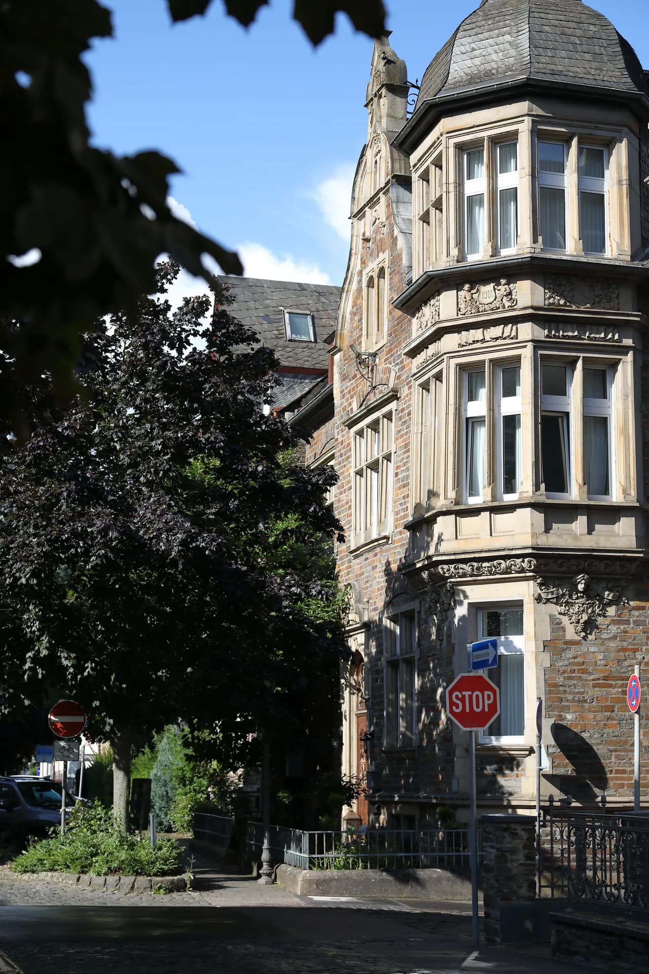Straßenansicht des Eckturms der Moselvilla mit Erker und Inschrift 1900