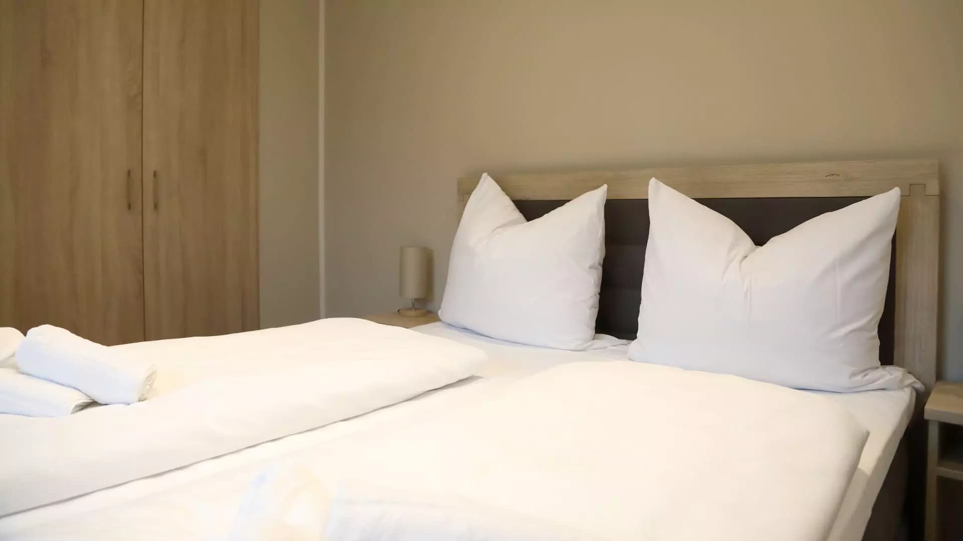 Nahaufnahme des Boxspringbetts mit weißen Kopfkissen