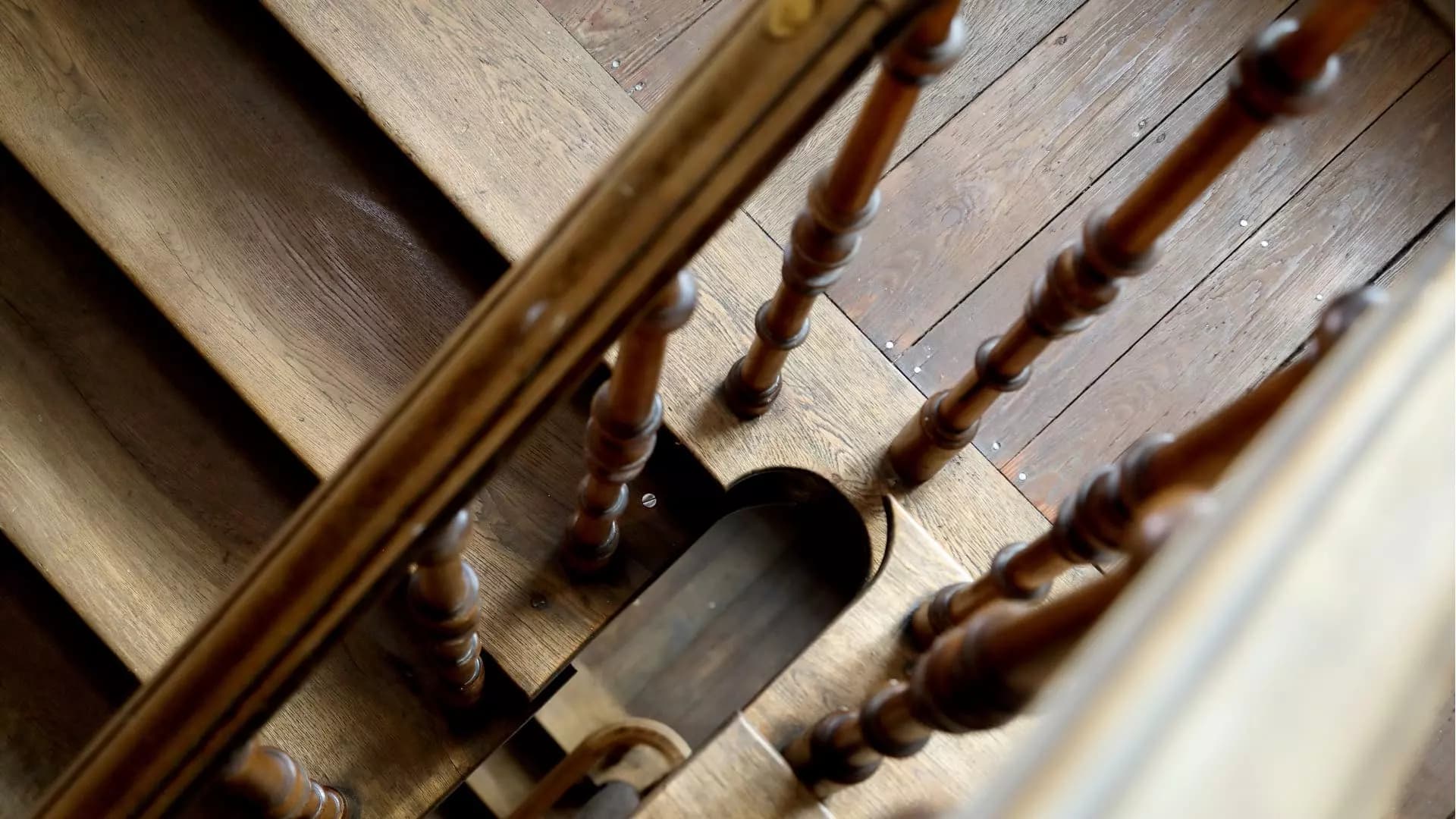Historischer Eingangsbereich mit Stuckdecke, Kronleuchter und verzierter Holztür