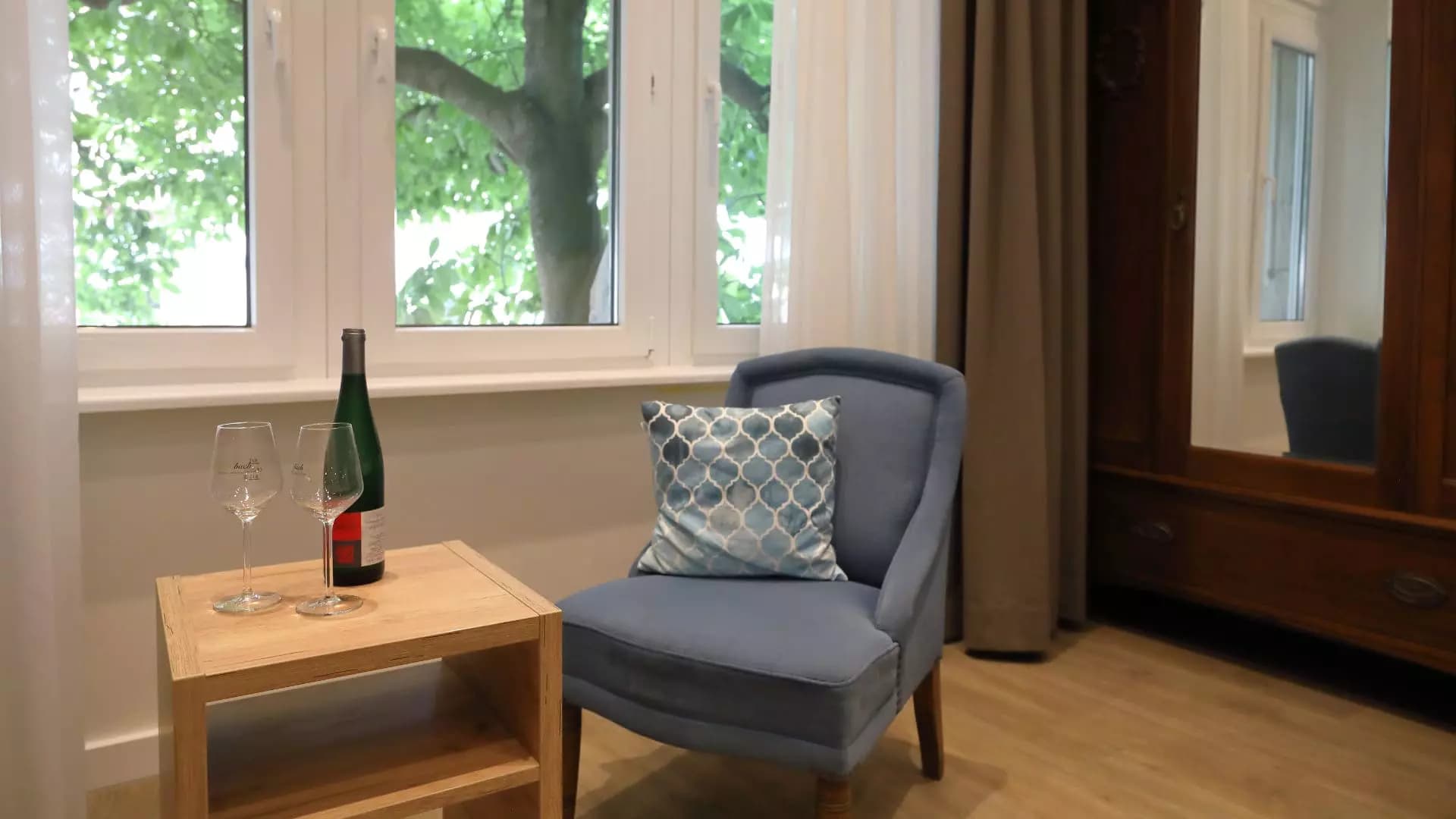 Moderne Dusche mit Glasabtrennung, Regenbrause und Fliesen in Holzoptik