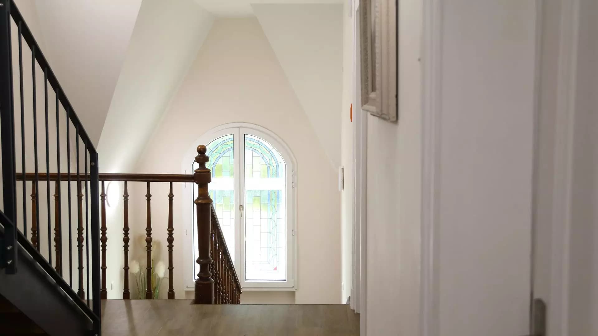 Detail am Empfang: Nichtraucher-Zimmer-Schild, Sukkulente und frisches Obst