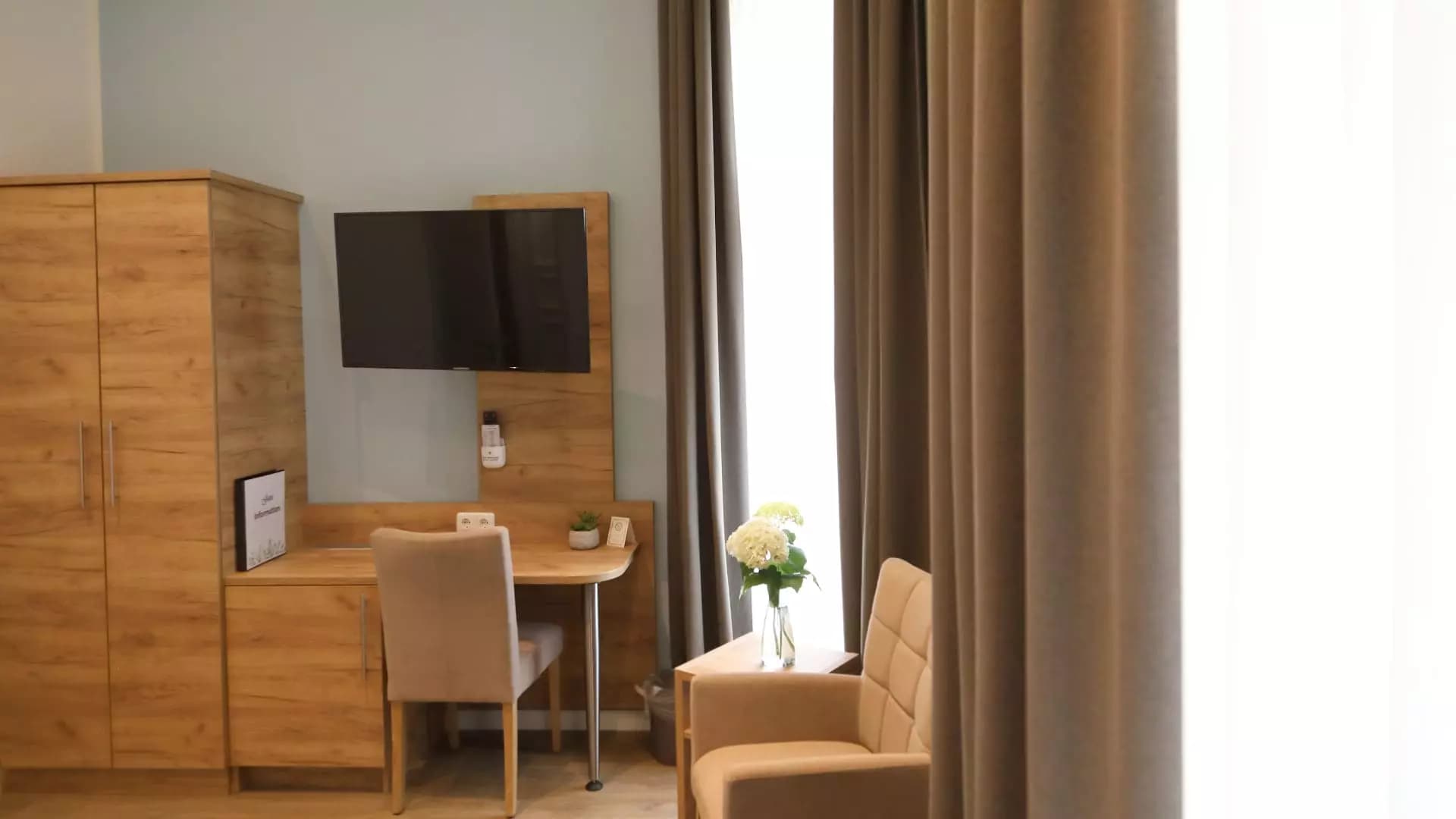 Treppenabsatz mit dunklem Holzgeländer und farbigem Buntglasfenster