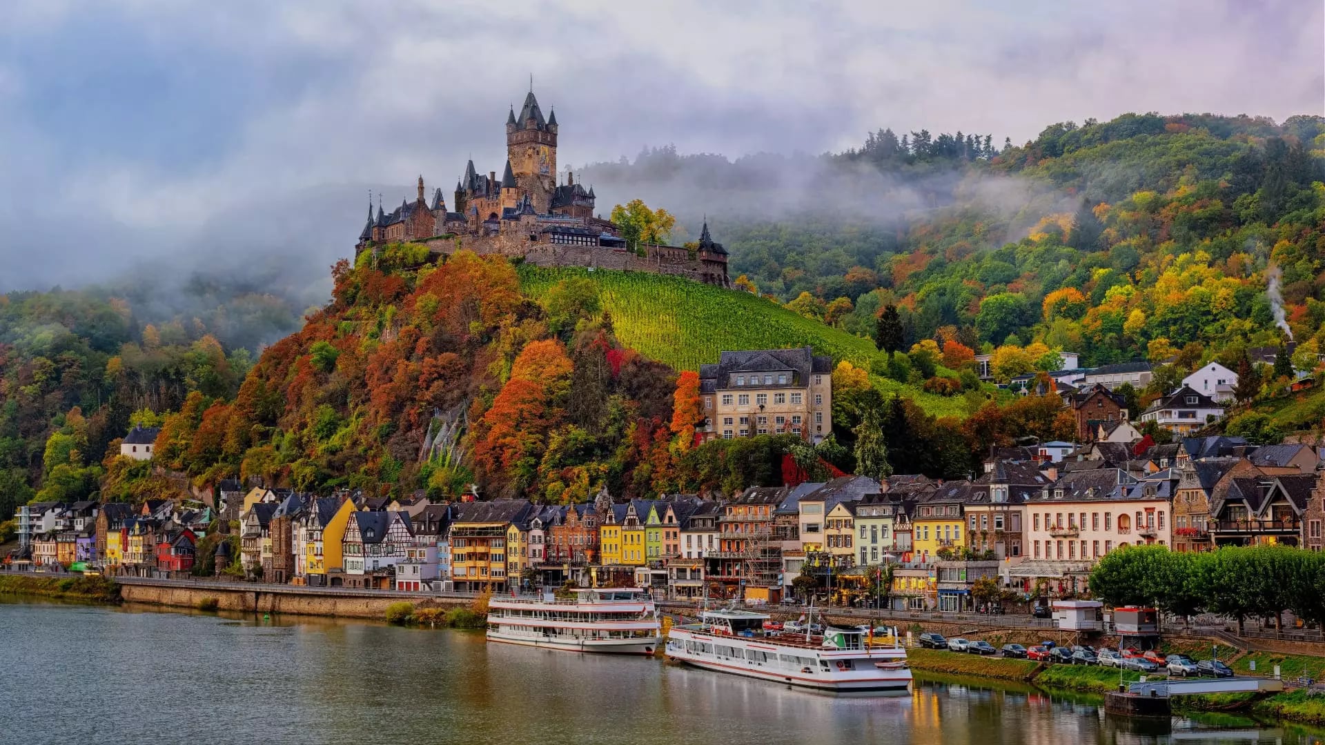Reichsburg Cochem hoch über der Mosel bei Morgennebel